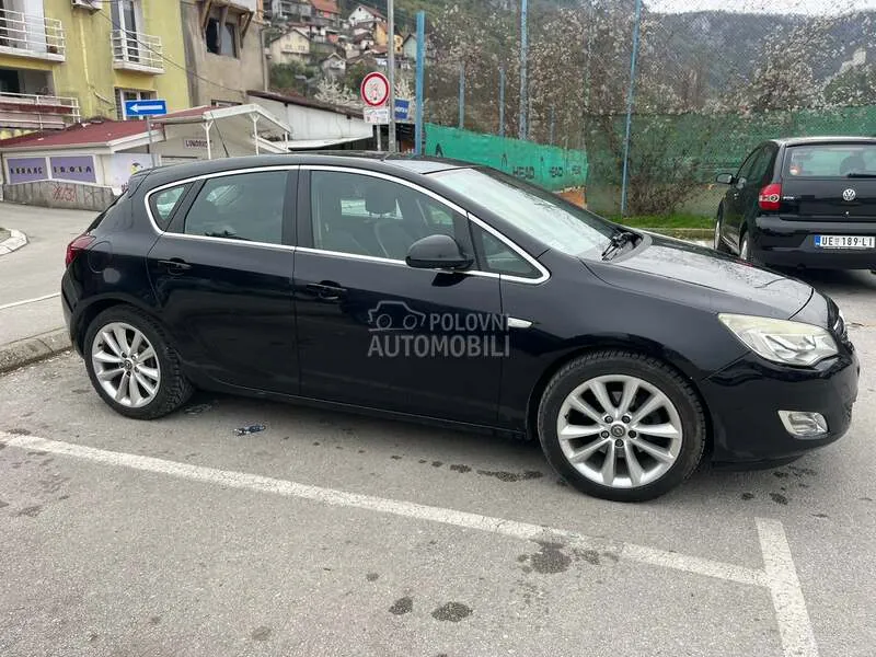Opel Astra J 2010 photo 2
