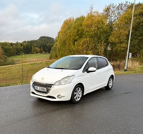 Peugeot 208 2012 photo 2