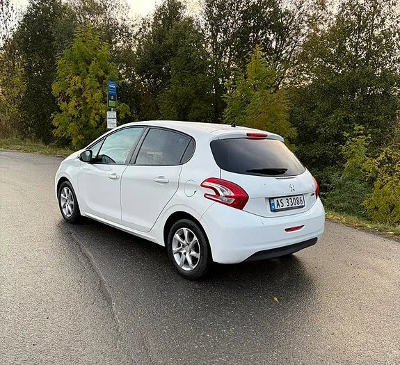 Peugeot 208 2012 photo 4