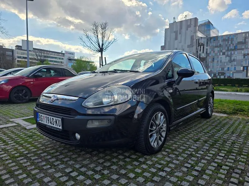 Fiat Grande Punto 2011 photo 2