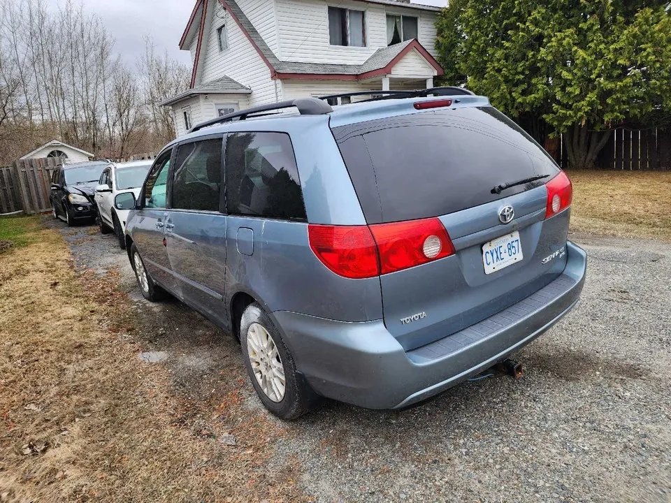 Toyota Sienna 2010 photo 2