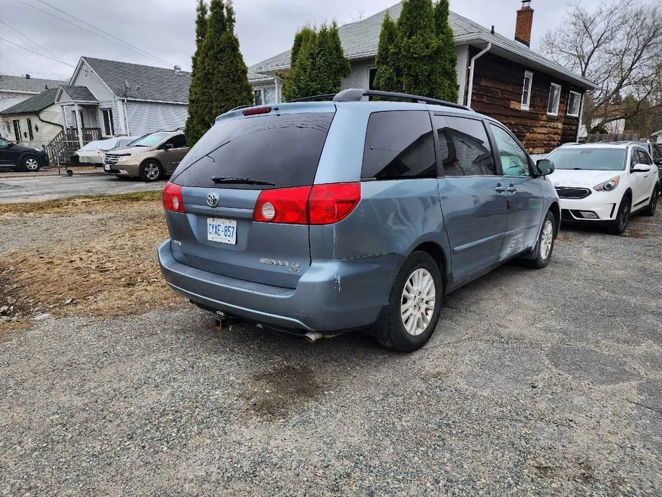 Toyota Sienna 2010 photo 3