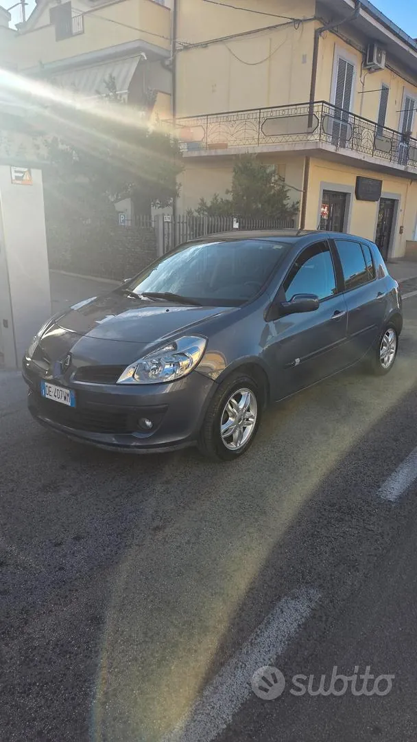 Renault Clio 2006 photo 2