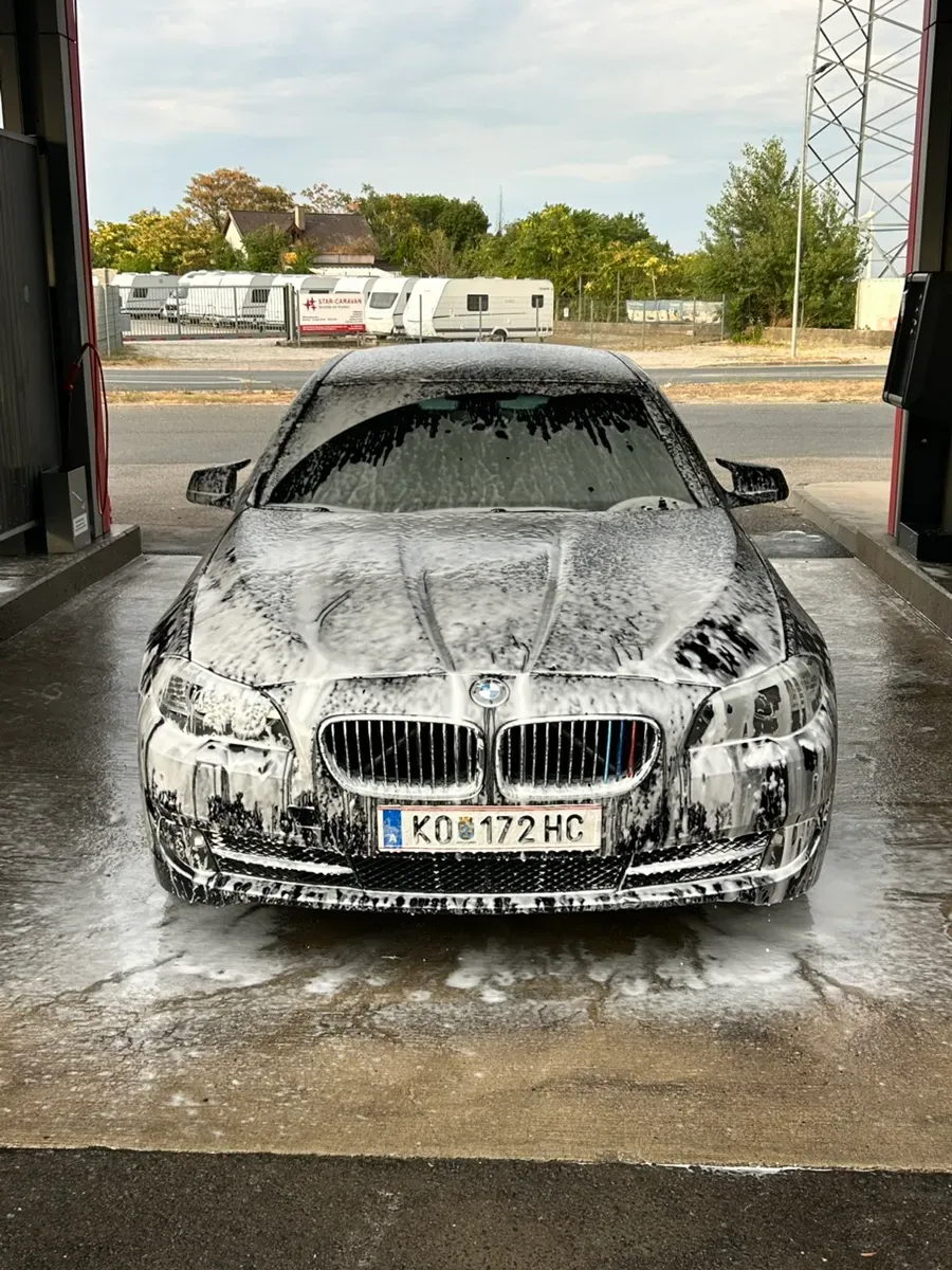 BMW 5 Series 2011 photo 2