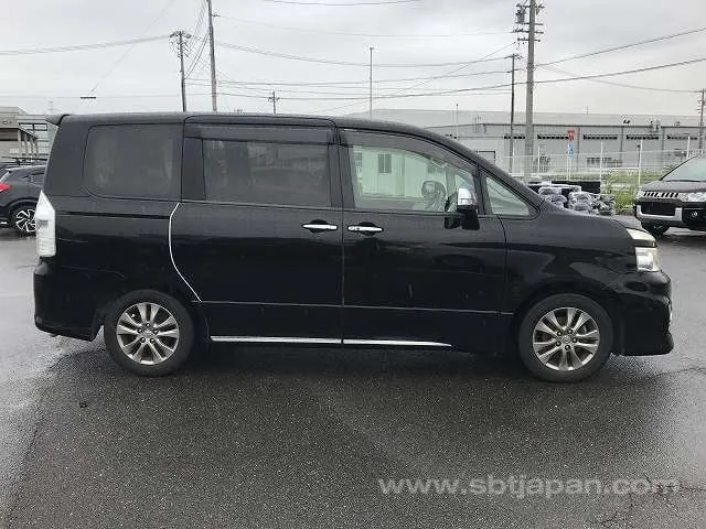 Toyota Voxy 2012 photo 5