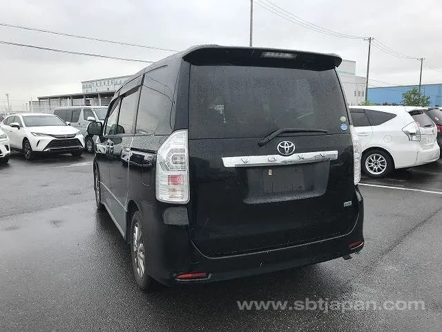 Toyota Voxy 2012 photo 3