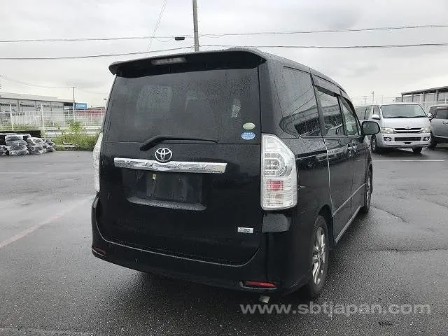 Toyota Voxy 2012 photo 4