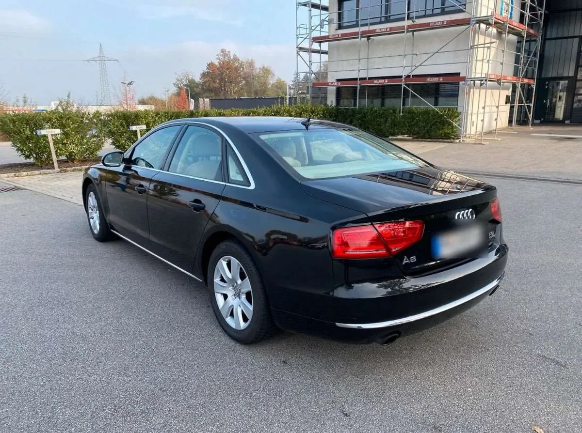 Audi A8 2010 photo 3