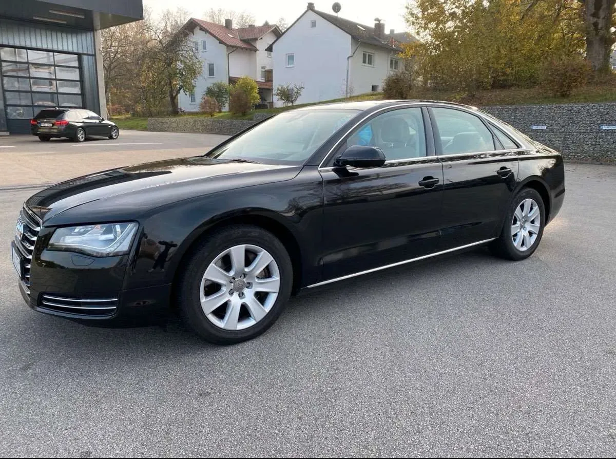 Audi A8 2010 photo 2