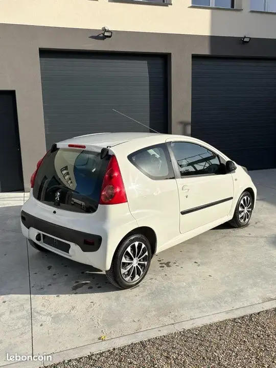Peugeot 107 2010 photo 2