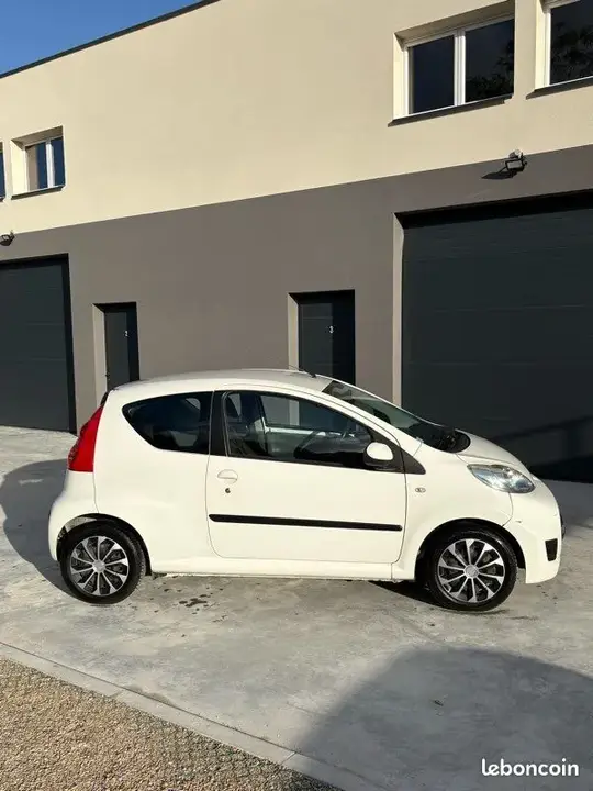 Peugeot 107 2010 photo 5