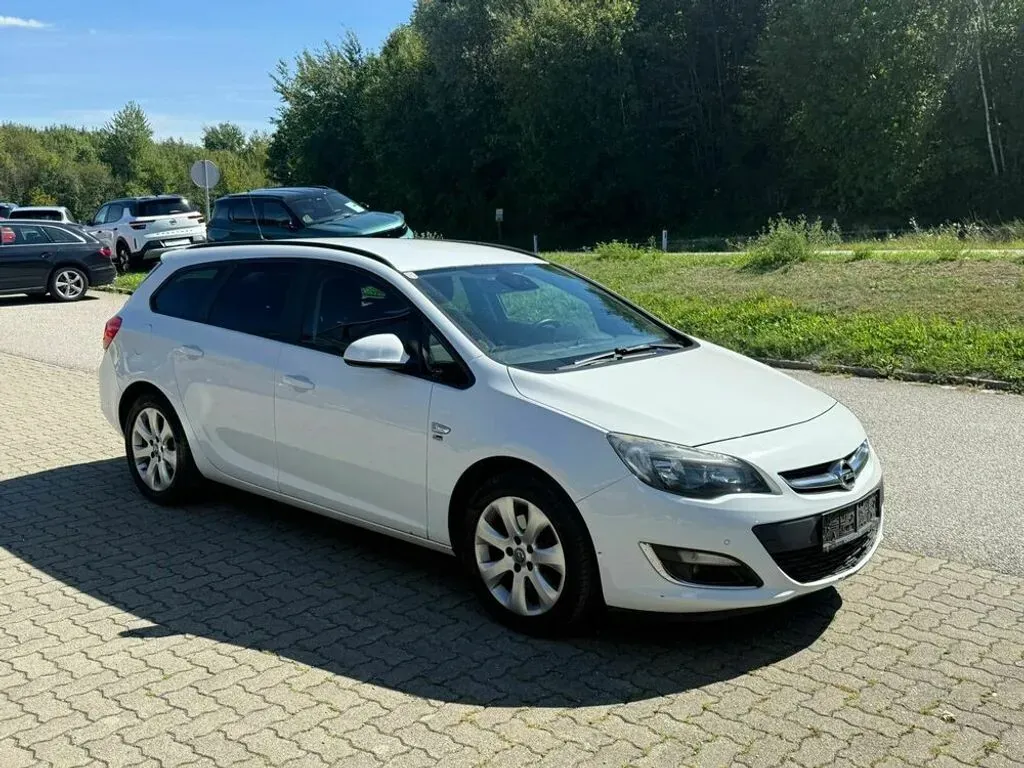 Opel Astra 2012 photo 2