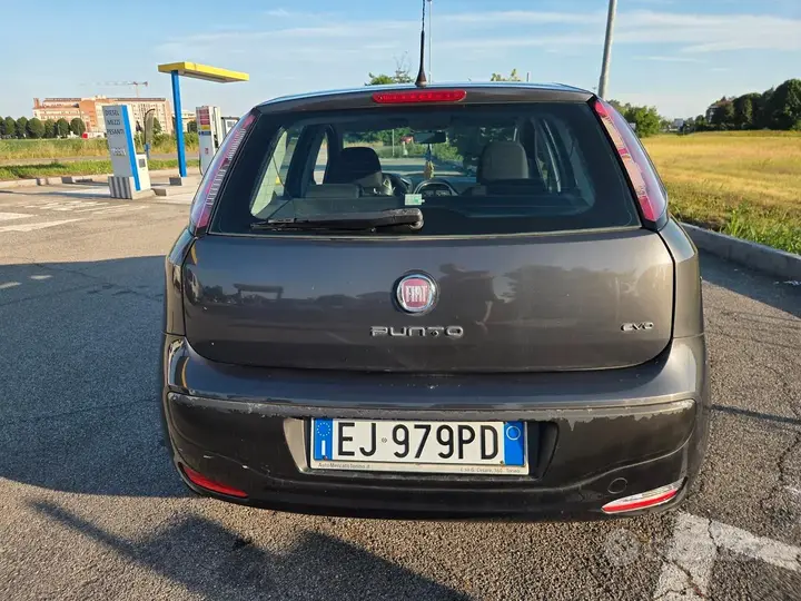Fiat Grande Punto 2011 photo 2