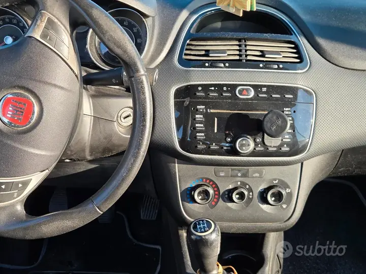 Fiat Grande Punto 2011 photo 4