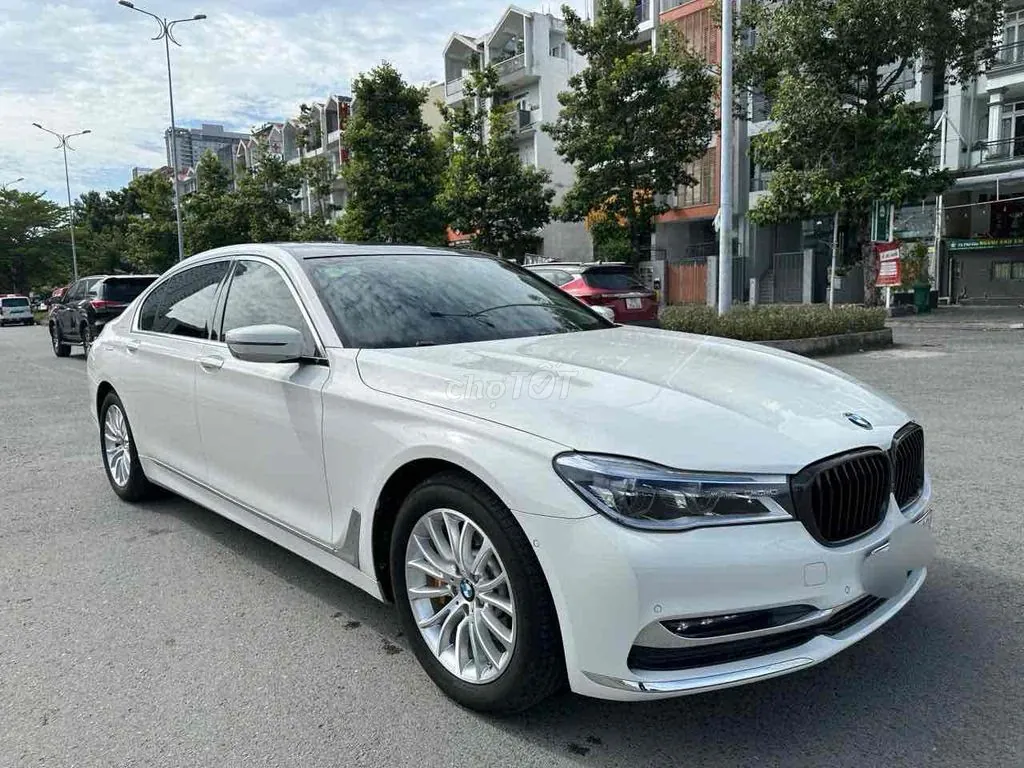 BMW 7 Series 2018 photo 2