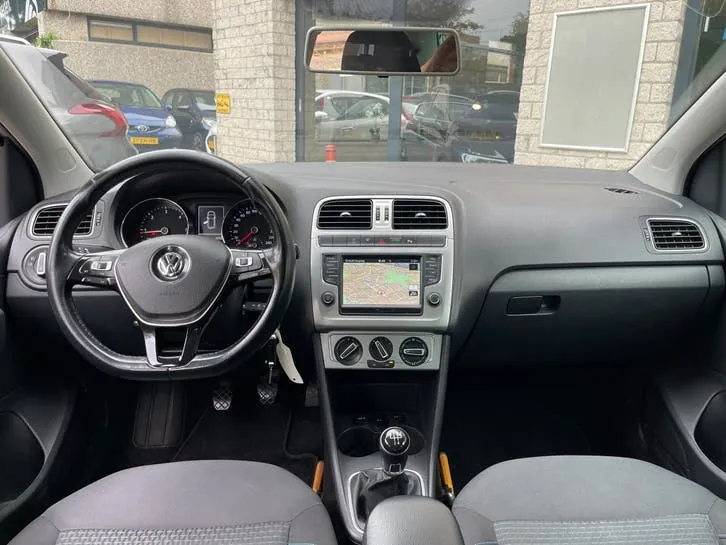 Volkswagen Polo 2015 photo 2