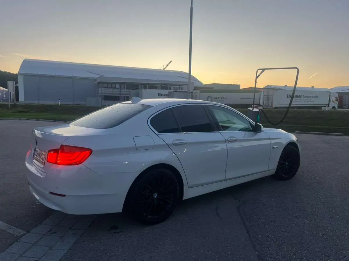 BMW 5 Series 2011 photo 3