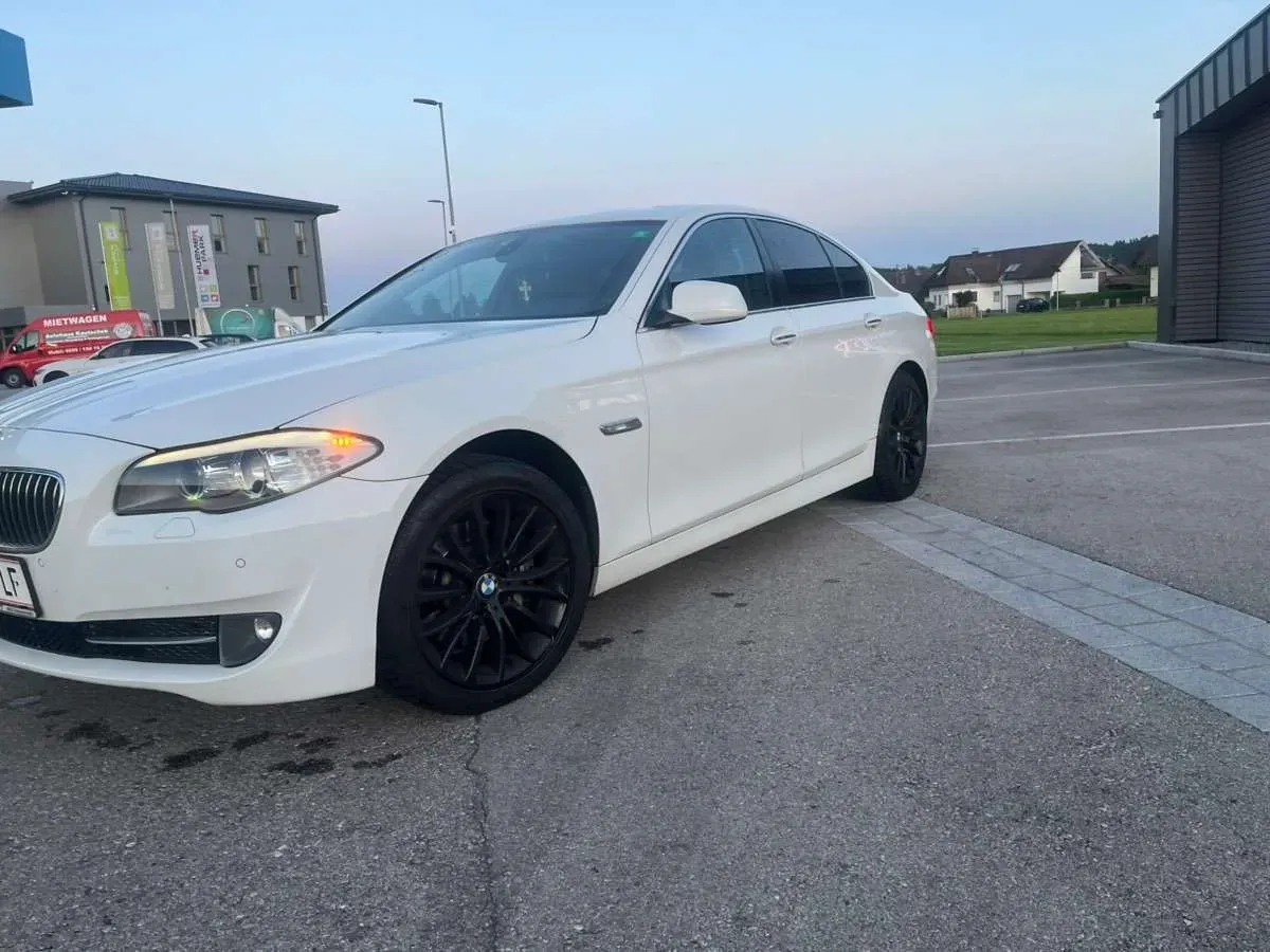 BMW 5 Series 2011 photo 2