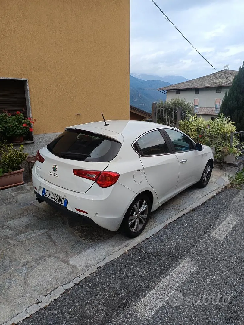 Alfa Romeo Giulietta 2011 photo 2