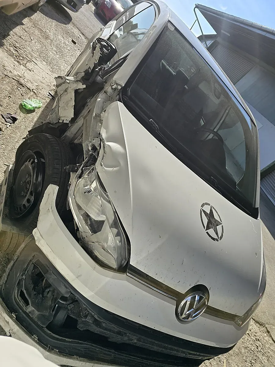 Volkswagen Up 2016 photo 2