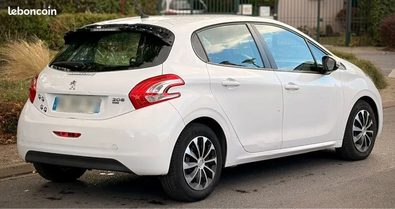 Peugeot 208 2014 photo 2
