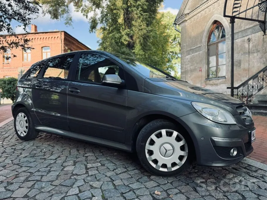 Mercedes-Benz B180 2010 photo 2