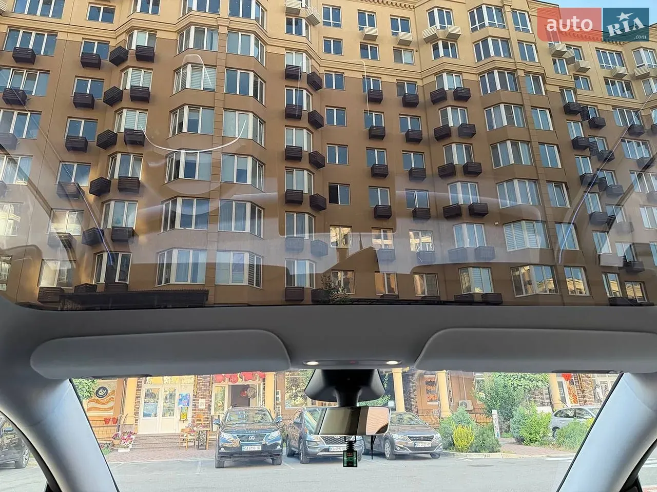 Tesla Model Y 2025 photo 4