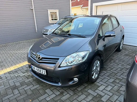 Toyota Auris 2010 photo 3