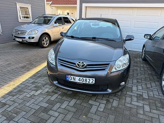 Toyota Auris 2010 photo 2