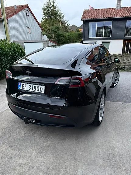 Tesla Model Y 2023 photo 2