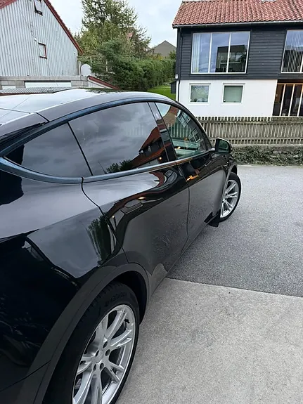 Tesla Model Y 2023 photo 3