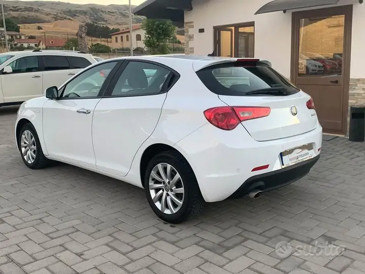 Alfa Romeo Giulietta 2017 photo 2