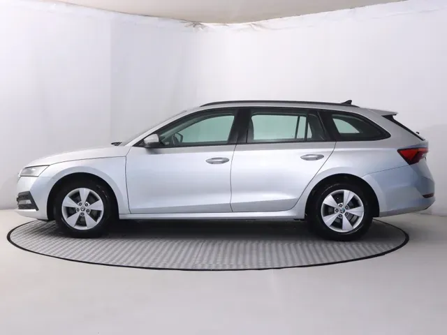 Skoda Octavia Combi 2023 photo 2