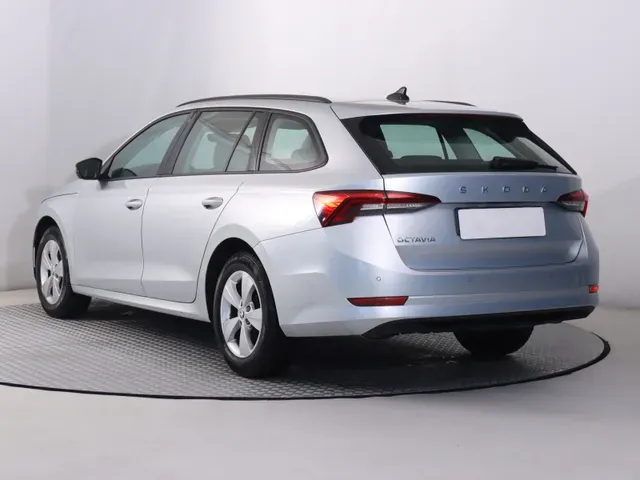 Skoda Octavia Combi 2023 photo 3