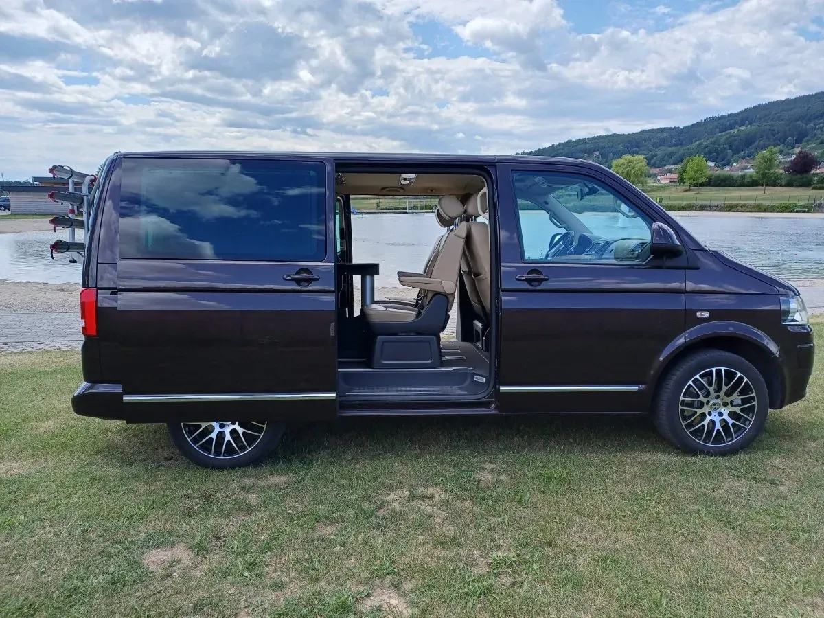 Volkswagen Multivan 2010 photo 2
