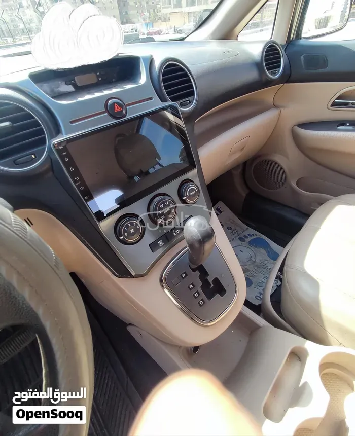 Kia Carens 2011 photo 2