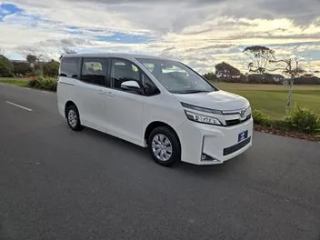Toyota Voxy 2020 photo 2