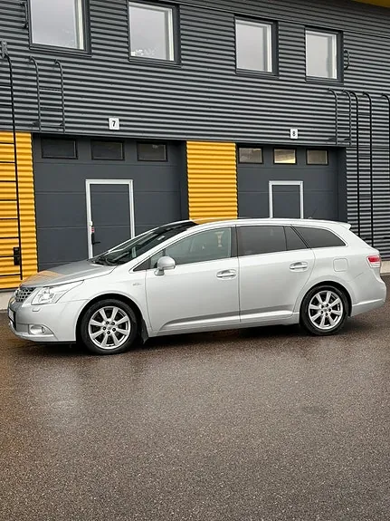 Toyota Avensis 2010 photo 2