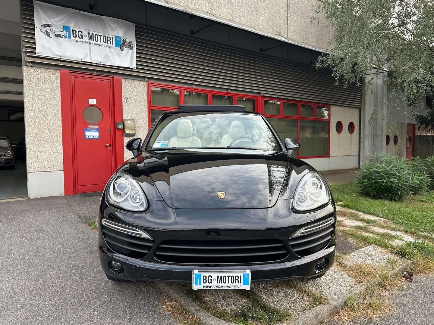 Porsche Cayenne 2011 photo 2