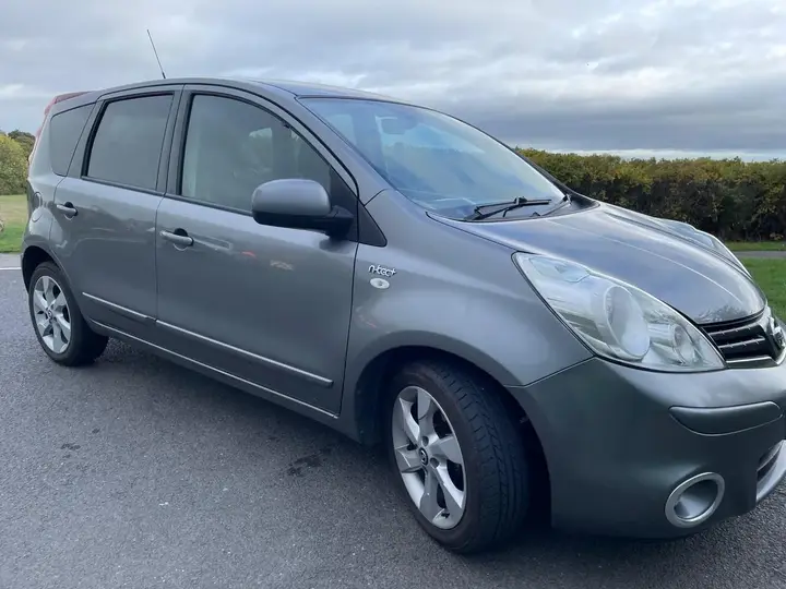 Nissan Note 2012 photo 2
