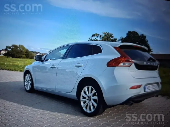 Volvo V40 2012 photo 2