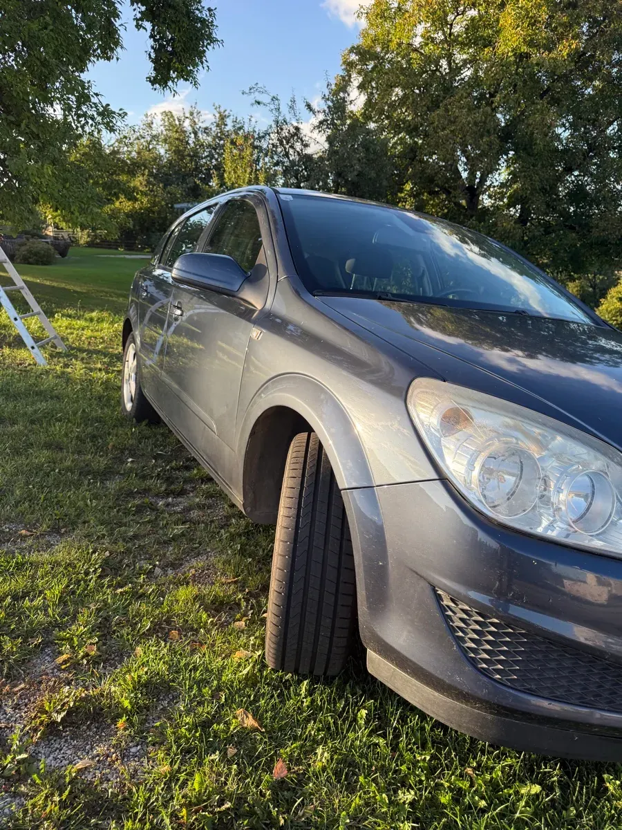 Opel Astra 2009 photo 2