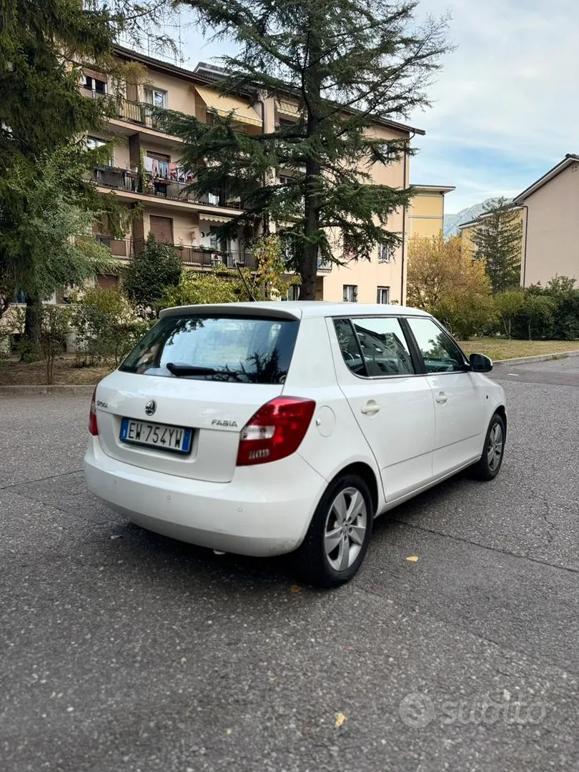 Skoda Fabia 2014 photo 3