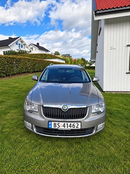 Skoda Superb 2011 photo 2