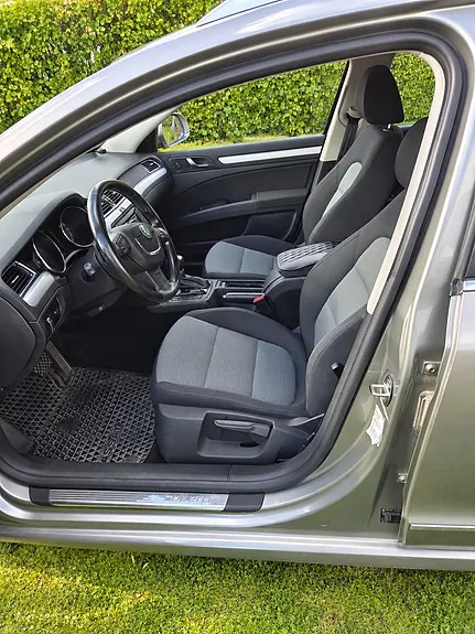 Skoda Superb 2011 photo 3