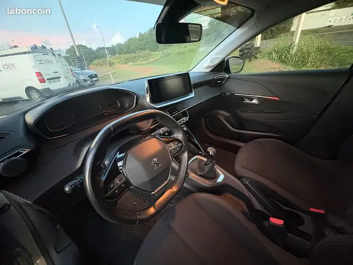 Peugeot 208 2020 photo 3