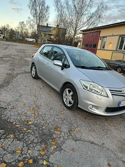 Toyota Auris 2010 photo 2