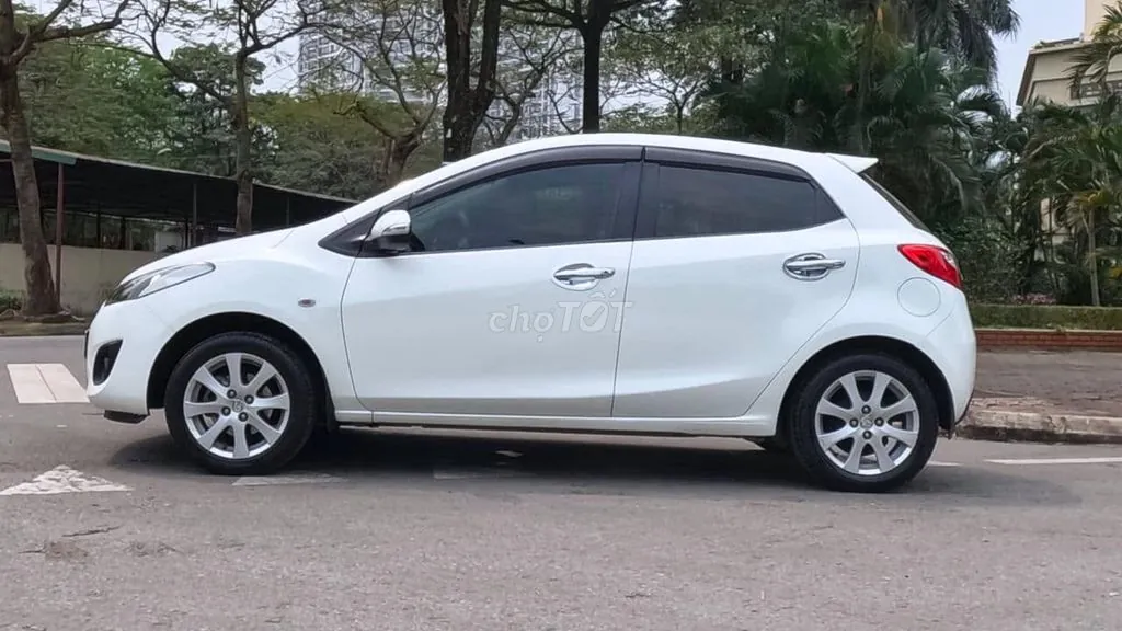 Mazda 2 2012 photo 3