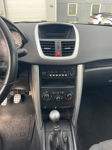 Peugeot 207 2011 photo 2