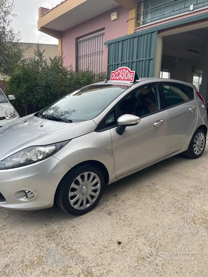 Ford Fiesta 2012 photo 2